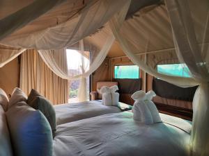 Tempat tidur dalam kamar di Ondjamba Hills