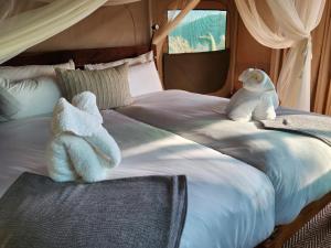 Tempat tidur dalam kamar di Ondjamba Hills
