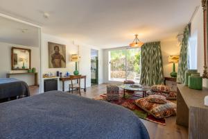 Postel nebo postele na pokoji v ubytování CasaBlu - An Andalusian Boutique Hotel + 37 fotografií