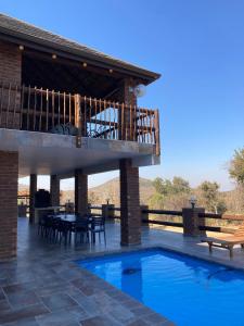 una casa con terrazza e piscina di 636 Itaga Safari Lodge, Mabalingwe Nature Reserve a Mabula
