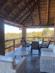 patio con divani e tavoli su una terrazza di 636 Itaga Safari Lodge, Mabalingwe Nature Reserve a Mabula Altre 26 foto