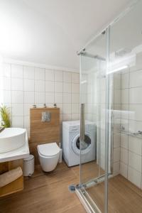 ハニア・タウンにあるThe Garden of Zephyrus - Halepaのトイレと洗濯機を備えたバスルーム +53枚の写真