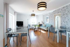 a living room with a table and chairs and a couch at Moro's Friends House - Cascais in Cascais