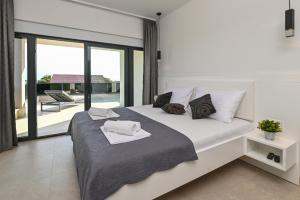 Postel nebo postele na pokoji v ubytování Villa Petra with Private pool + 46 fotografií