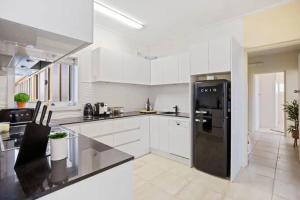 Kuchyň nebo kuchyňský kout v ubytování Beachside retreat with ocean views in Glenelg