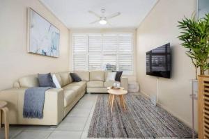 TV a/nebo společenská místnost v ubytování Beachside retreat with ocean views in Glenelg