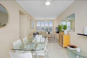 Posezení v ubytování Beachside retreat with ocean views in Glenelg
