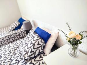 Ένα ή περισσότερα κρεβάτια σε δωμάτιο στο Paraíso Abades +44 φωτογραφίες