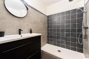 a bathroom with a sink and a mirror at Studio au port de Sanary in Sanary-sur-Mer