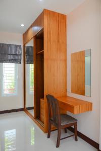 ラワイビーチにあるVK House Rawai, Phuketの木製デスク、椅子が備わります。