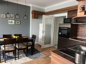 Η κουζίνα ή μικρή κουζίνα στο Brand NEW! 2BDR Lux Apartment RAYKO