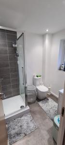 Ένα μπάνιο στο Modern House with Parking, Close to Train, City, Airport +19 φωτογραφίες