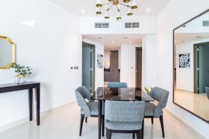 Posezení v ubytování GuestReady Holiday Homes - Afterlight Roses + 18 fotografií