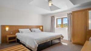 Postel nebo postele na pokoji v ubytování Clifden River View Apartment