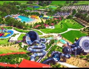 Luftaufnahme eines Wasserparks mit Wasserrutsche in der Unterkunft Jamberoo in Jamberoo