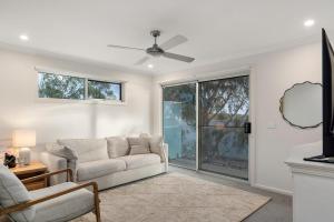 ein Wohnzimmer mit Sofa und Fernseher in der Unterkunft Chic Coastal Retreat 3 Bdr Close to Beach in Cowes