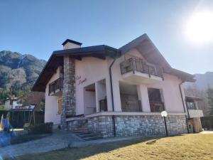 a villa with a view of the mountains at Casa Kamil in Brusino
