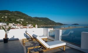ルートラキにあるFlisvos Beachfront Apartmentsのギャラリーの写真