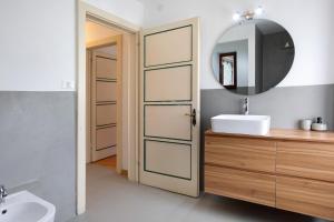 Et badeværelse på Spazioso Appartamento a Courmayeur + 31 billeder