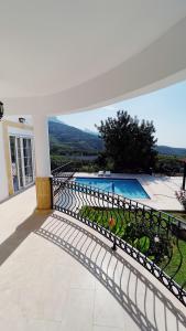 Billede fra billedgalleriet på Tropical Mountain Villa With Pool & Sea View i Kyrenia