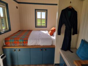 Postel nebo postele na pokoji v ubytování Wild Meadow Huts