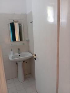 ein Badezimmer mit Waschbecken und Spiegel in der Unterkunft MirkasHouse in Limenas