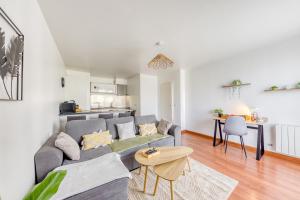 a living room with a couch and a table at Paris Métro 7 Parking gratuit in Villejuif