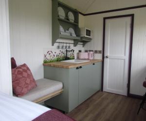 Kuchyň nebo kuchyňský kout v ubytování Wild Meadow Huts