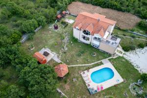 Bazén v ubytování Villa Bravic nebo v jeho okolí