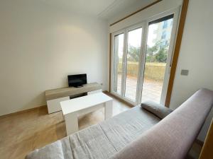 TV a/nebo společenská místnost v ubytování Apartamentos Revolta Sanxenxo 3000