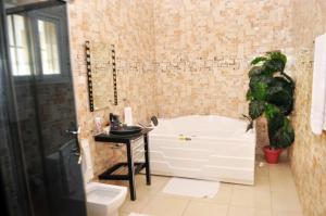 Uma casa de banho em J Gibson Hotel