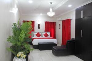Uma cama ou camas num quarto em J Gibson Hotel