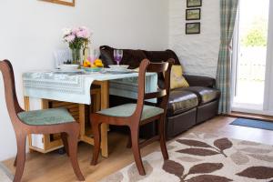 Posezení v ubytování The Old Cottage Aberporth + 12 fotografií