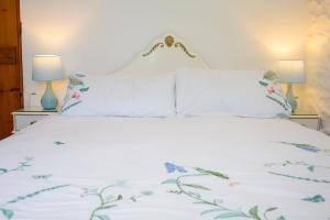 Postel nebo postele na pokoji v ubytování The Old Cottage Aberporth