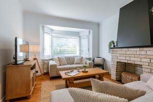 un salon avec un canapé et une cheminée dans l'établissement Maison Elice, à La Panne