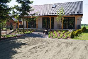 una casa con una strada sterrata davanti di Nadwiślańska Apartments - Lipowa, 11km od Zator, Energylandia a Zator