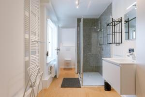 une salle de bain avec douche, lavabo et toilettes dans l'établissement Maison Elice, à La Panne 12 autres photos