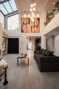 Χώρος καθιστικού στο Sorores Villa Seaside Living,By IdealStay Experience