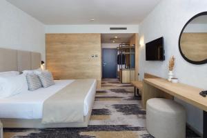 Televisyen dan/atau pusat hiburan di Hotel Marvel All Inclusive - FULLY RENOVATED FREE Beach Access