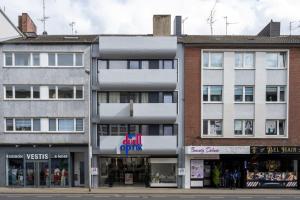 デューレン・アイフェルにあるGroßzügiges City-Wohnen in Düren auf 85 Quadratmeternの通りの角にある建物
