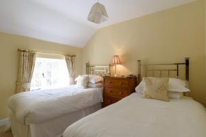 En eller flere senge i et værelse på Brackendale Cottage Upperdale Peak District