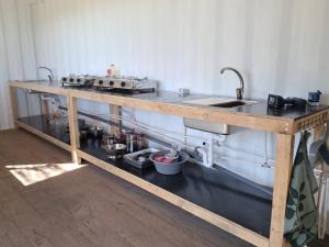 una cucina con bancone in legno e 2 lavandini di Monkey Tiny Barnhouse with amazing views! a Folhadosa