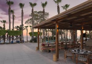 Um restaurante ou outro lugar para comer em The GrandResort - Limited Edition by Leonardo Hotels