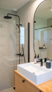 Ένα μπάνιο στο Apartament w willi z sauną i ogrodem SurfingBird Dźwirzyno