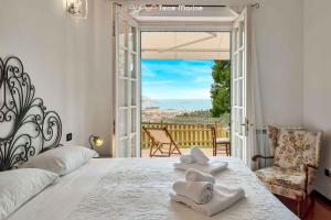 a bedroom with a bed with towels on top of it at Ai Colli 136, Terre Marine in La Spezia