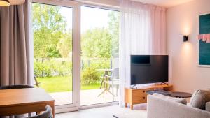 Μια τηλεόραση ή/και κέντρο ψυχαγωγίας στο Apartament w willi z sauną i ogrodem SurfingBird Dźwirzyno