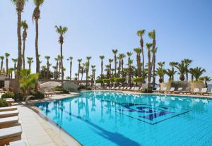 A piscina localizada em The GrandResort - Limited Edition by Leonardo Hotels ou nos arredores