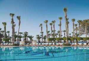 A piscina localizada em The GrandResort - Limited Edition by Leonardo Hotels ou nos arredores