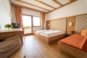 Postel nebo postele na pokoji v ubytování Hotel Birkenbrunn + 37 fotografií