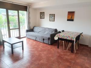 a living room with a couch and a table at Apartamento Villa de Venecia in Margudgued